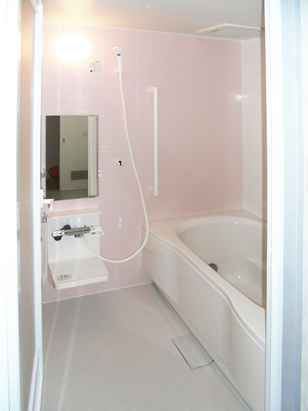 淡いピンクのアクセントパネルが優しい雰囲気を あゆむ くらし工房 A くらす 滋賀湖東 湖北周辺の水まわりリフォーム専門彦根 多賀町 長浜 米原 東近江